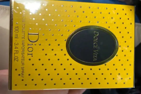 Żółte pudełko perfum Dior Dolce Vita z kropkami i złotymi napisami. 100 ml.