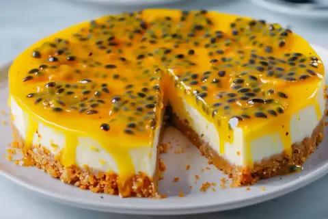 En krämig passionsfruktstårta med kexbotten, perfekt för ett påsktårta recept.