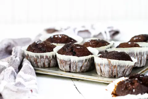 Mörka, saftiga chokladmuffins i pappersformar, redo att avnjutas. Ett perfekt chokladmuffins recept för fikat.