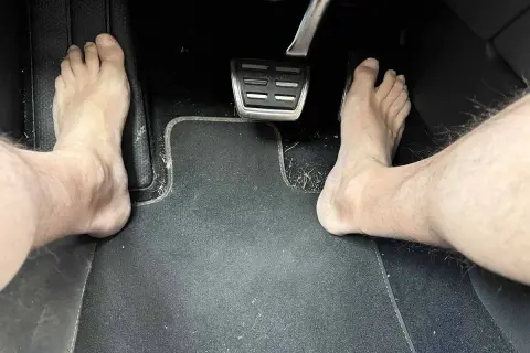 Pieds nus sur les pédales, prêt à conduire en claquette. L'été est là !