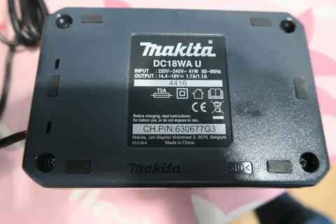 Numer seryjny akumulatora Makita DC18WA U znajduje się na spodzie ładowarki, pod oznaczeniem CH.P/N.