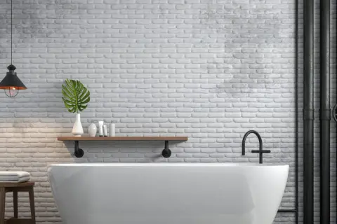 Bagno moderno con vasca bianca, rubinetto nero e tubi a vista. Ottime idee per coprire tubi a vista con stile industriale.
