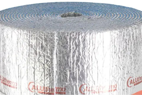 Zrolowana folia izolacyjna Aluthermo Quattro. Idealna do montażu, zapewnia doskonałą izolację termiczną.