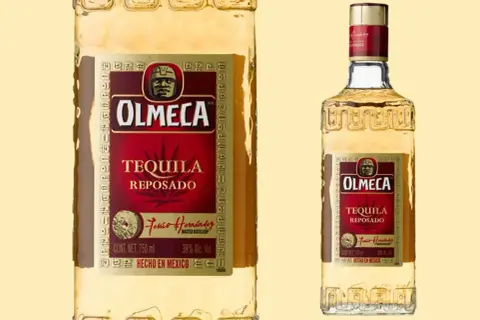 Butelka tequili Olmeca Reposado, 38% alkoholu. Idealna na wieczorne spotkania.