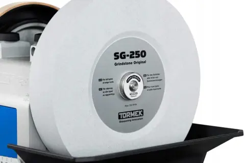 Duży, biały kamień szlifierski SG-250 Tormek, gotowy do ostrzenia narzędzi.