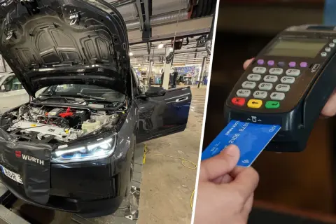 Elbil på verkstad med öppen motorhuv, redo för service. Betalning sker med kort.