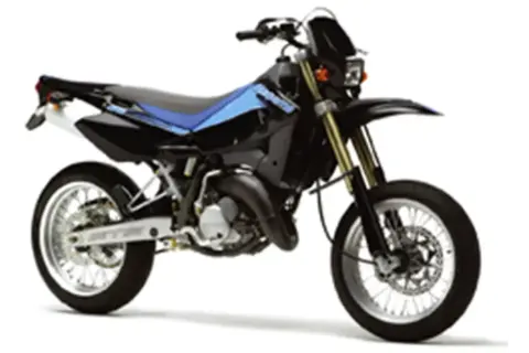 Czarny motocykl Husqvarna SM 125 z niebieskimi akcentami, gotowy do jazdy po mieście i torze.