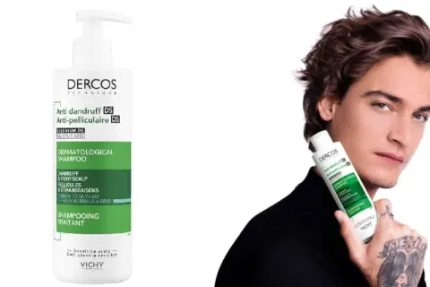 Champú anticaspa Dercos DS, ideal para quitar tinte y tratar la caspa. Un hombre joven sostiene la botella.