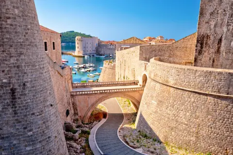 Dubrovniks gamla stad, känd från Game of Thrones, med sina imponerande stenmurar och en pittoresk hamn full av båtar.