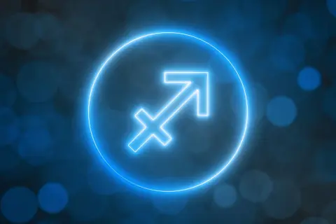 Neonowy symbol Strzelca, kiedyś celny strzał, teraz świeci w ciemności.