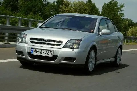 Srebrny Opel Vectra C na drodze. Zastanawiasz się, jaki silnik w tym modelu jest najmniej awaryjny?