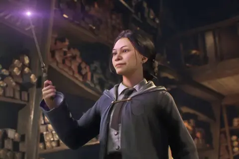 Dziewczyna z różdżką w sklepie z różdżkami, inspiracja do gry Hogwarts Legacy poradnik.