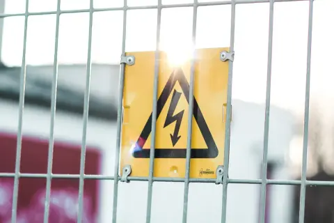 Porażenie prądem: Jak ratować życie? Kluczowe kroki pierwszej pomocy