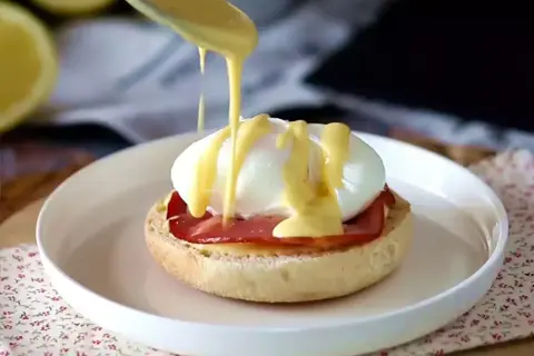 En perfekt ägg Benedict med krämig hollandaisesås. Ett enkelt hollandaise recept för en lyxig frukost.