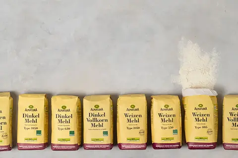 Reihe von Alnatura Mehltüten: Roggen, Dinkel und Weizen in verschiedenen Sorten. Die Frage welches Mehl zum Backen am besten geeignet ist, wird hier beantwortet.
