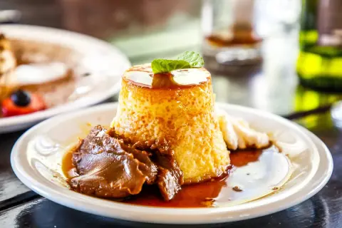 Flan casero con caramelo y dulce de leche, ideal para tus recetas de flan.