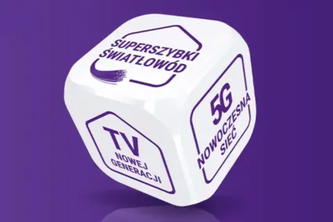 Kostka z napisami: superszybki światłowód, TV nowej generacji, 5G. Szybkie połączenia z infolinią Play to klucz do nowoczesności.