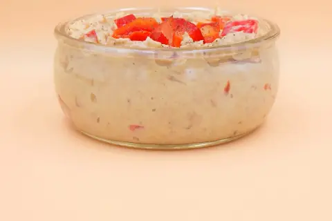 Pyszna pasta z tuńczyka z kawałkami papryki w szklanym naczyniu.