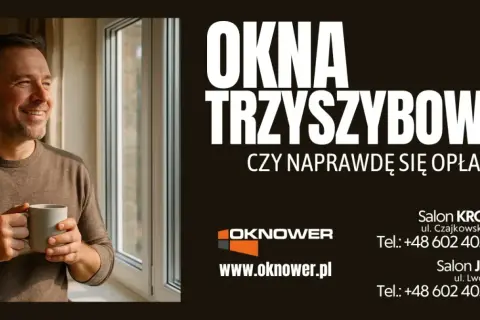 Uśmiechnięty mężczyzna z kubkiem w dłoni patrzy przez okna trzyszybowe. Reklama firmy OKNOWER.
