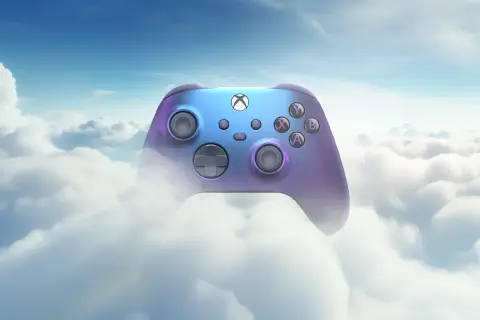 Fioletowo-niebieski kontroler Xbox unoszący się na tle nieba i chmur.