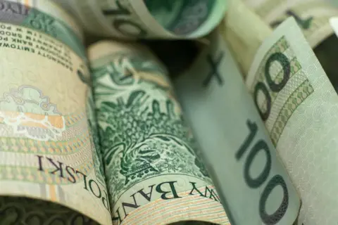 Zwijane banknoty 100 zł. Zastanawiasz się, ile wynosi najniższa krajowa?