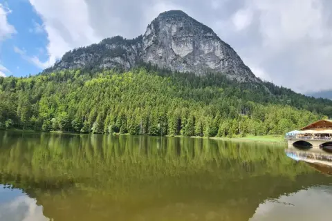 Ein idyllischer See mit Bergkulisse und einem Gasthaus – ein echter **Geheimtipp Garmisch-Partenkirchen** für Naturliebhaber.