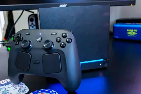 Steam Controller und Konsole mit blauer Beleuchtung. Ein Blick auf den Steam Machine Preis und das Gaming-Setup.