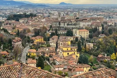 Widok na wzgórza i dachy Bergamo. Warto zobaczyć to miasto, pełne urokliwych uliczek i zabytkowych budynków.
