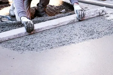 Beton B20 w workach: Ile na m²? Kalkulator i kosztorys.