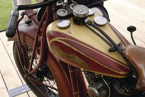 Detailansicht einer alten Indian mit charakteristischer Patina-Lackierung. Der Tank zeigt rote und cremefarbene Streifen.