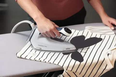 Skuteczne sposoby na odklejenie naklejki z bluzy bez uszkodzeń