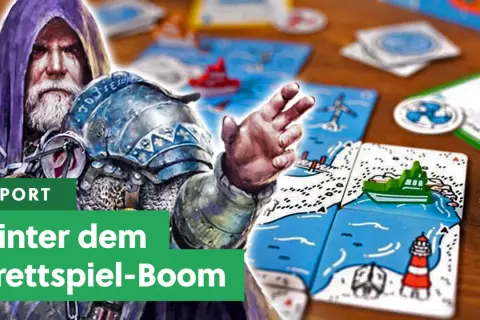 Ein Ritter mit Kapuze und Rüstung blickt auf bunte Karten mit Schiffen und Leuchttürmen. Ein Bericht über den Kickstarter-Brettspiele-Boom.