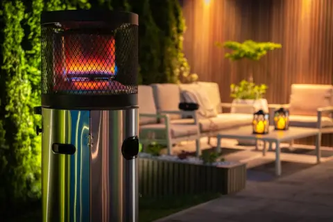 Chauffage d'extérieur moderne avec flammes vives, idéal pour choisir quel chauffage choisir pour une terrasse cosy.