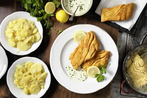 Knusprig gebackener Karpfen mit Kartoffelsalat und Remoulade. Ein Festmahl, das nach Sommer schmeckt.