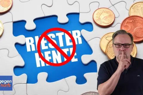 Mann mit Brille macht "psst" vor Puzzleteil mit durchgestrichener "Riester Rente". Euro-Münzen liegen herum.