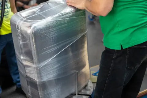 Owijanie walizki folią to prosty sposób, jak zabezpieczyć walizkę przed lotem. Zapewnia ochronę przed uszkodzeniami i otwarciem.