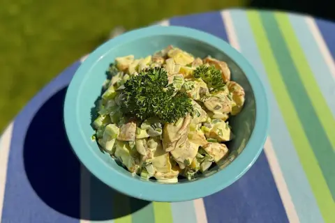 Krämig potatissallad med persilja, perfekt för sommarens grillkvällar. Ett enkelt potatis recept som alla älskar.