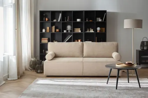 Przytulny salon z beżową kanapą i czarną biblioteczką. Gotowe aranżacje wnętrz, które inspirują do stworzenia własnej, stylowej przestrzeni.
