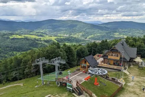 Widok na górę Mosorny Groń z kolejką krzesełkową i schroniskiem. Trasa widoczna na zboczu.