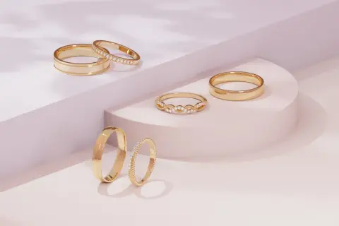 Złote obrączki, w tym jedna z brylantami, symbolizują wieczną miłość. Eternity ring co to znaczy? To symbol nieskończoności.