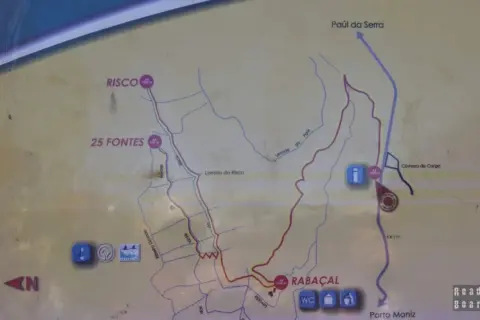 Mapa szlaków turystycznych na Maderze, pokazujący trasy lewadów, w tym 25 Fontes i Risco.