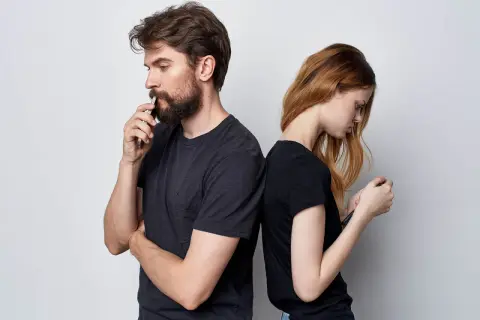 Para zignorowana, odwrócona plecami do siebie, każdy wpatrzony w telefon. Czy milczenie działa na faceta?