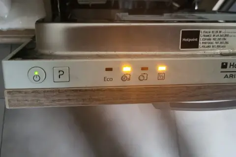 Reset pralki Hotpoint Ariston: Szybki sposób na błędy F05, F08 i inne