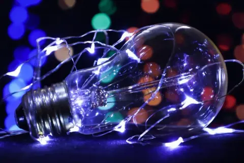Żarówka ile prądu pobiera? Sprawdź, ile naprawdę zużywasz energii