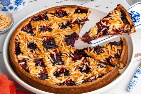 Linzertorte Rezept Landfrauen: Ein Klassiker mit Marmelade und Mandelblättchen, perfekt für den Kaffeetisch.