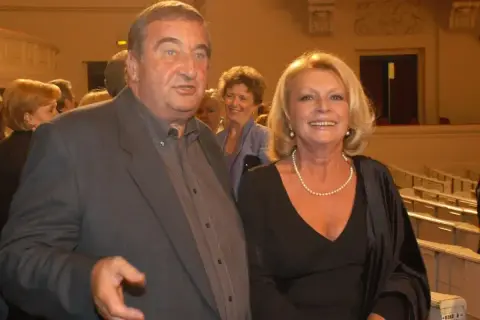Robert Polak, aktor i mąż Ewy Wiśniewskiej, uśmiecha się do obiektywu.