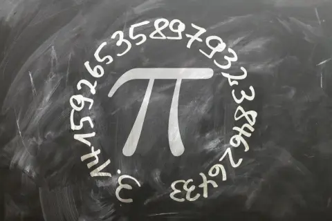 Symbol Pi otoczony cyframi 3,1415926535897932384626433. Ciekawe liczby pi na tablicy.
