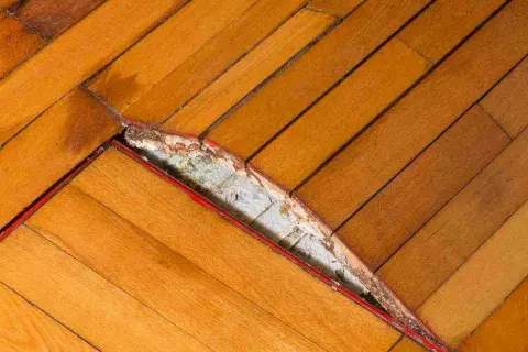 Parquet sollevato e danneggiato, un problema comune per la riparazione parquet sollevato fai da te.