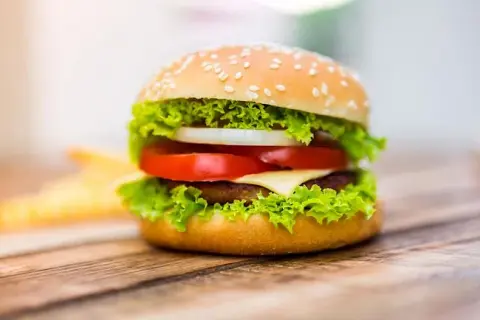 Ile kalorii ma hamburger? Zaskakujące informacje o wartościach odżywczych
