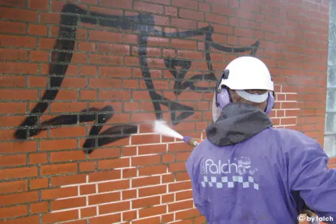 Skuteczne sposoby na usunięcie graffiti z elewacji – poradnik krok po kroku